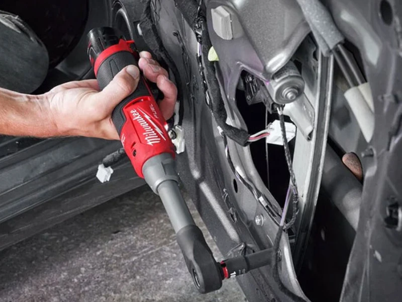 akkus racsnis csavarkulcs használat közben