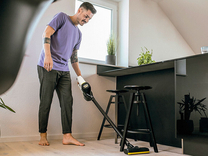 akkumulátoros porszívóval takarítás