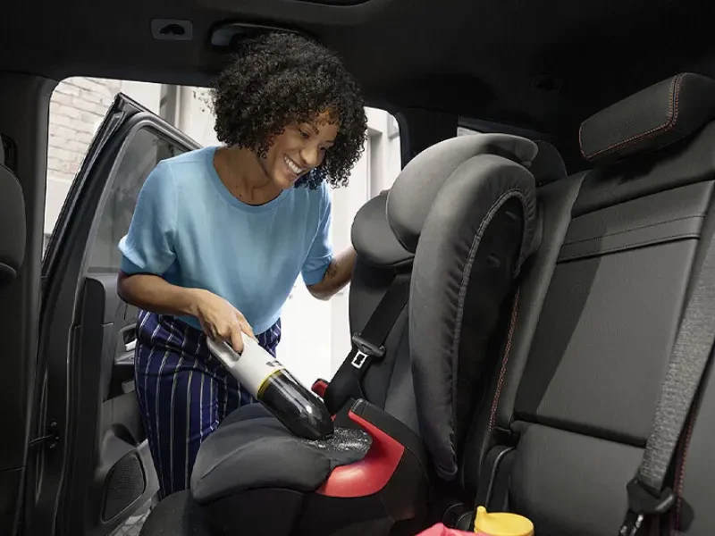 Aspirator auto de mana pentru curatarea scaunului de copil
