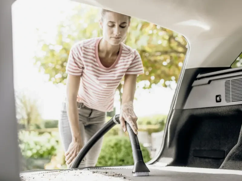 Aspirator auto folosit pentru curatarea portbagajului masinii (1)