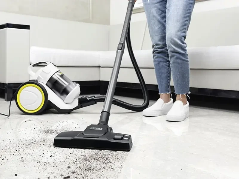 Aspirator folosit pentru curatarea murdariei de pe o podea dura intr-o locuinta moderna