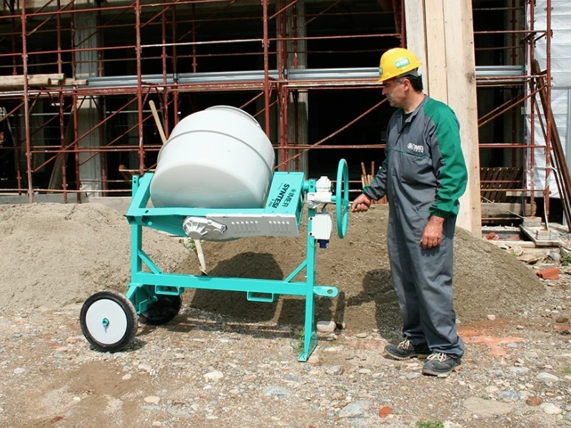 férfi betonkeverővel