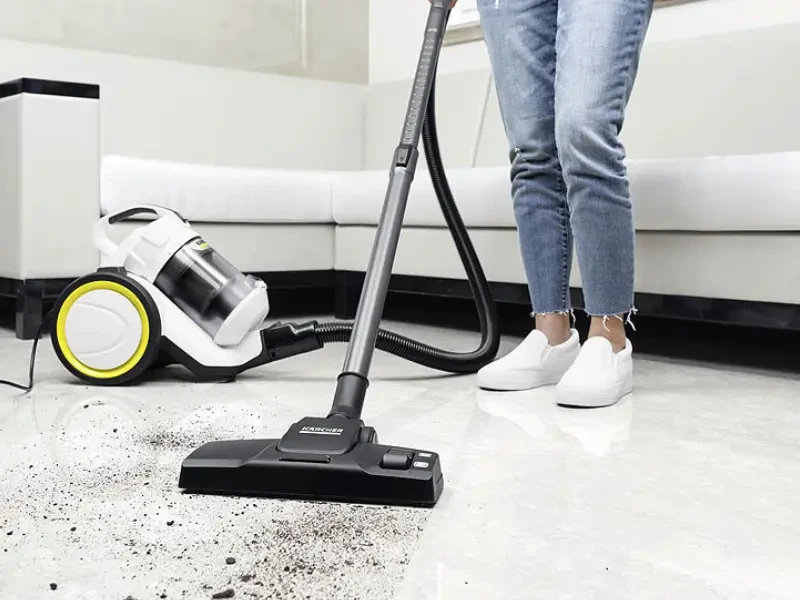 Porszívó használata nagytakarításhoz kemény padlón
