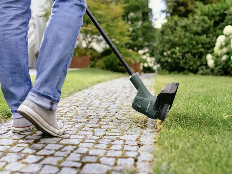 szegélynyírás járda mellett