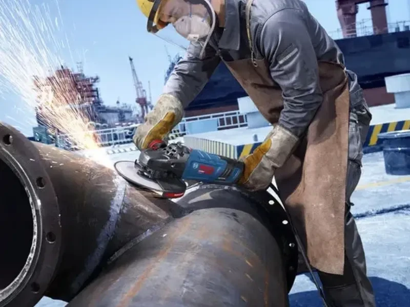 sarokcsiszoló használat közben