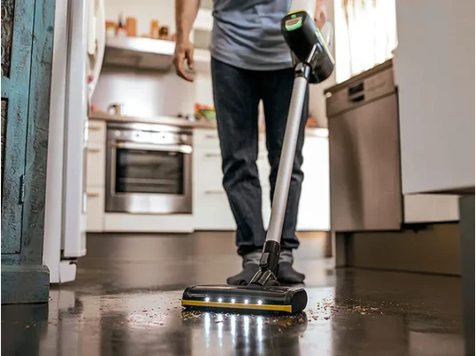 akkumulátoros porszívóval takarítás otthon