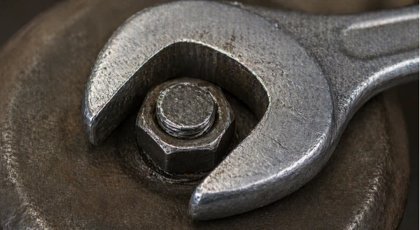 nem passzola a villáskulcs mérete a csavarhoz