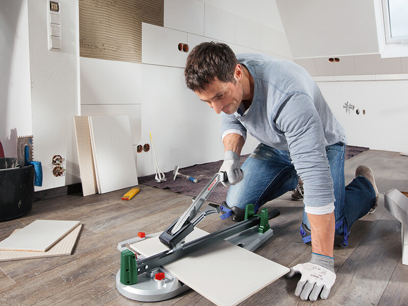 csempevago-hasznalata A csempevágó használata elengedhetetlen a csempe és járólap lerakásához