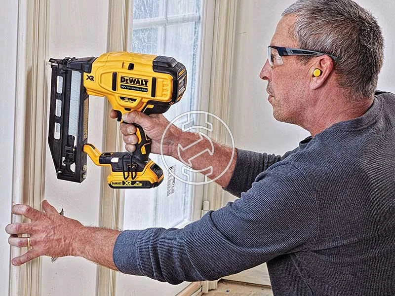 DeWalt DCN662NT akkus finiselő szegező