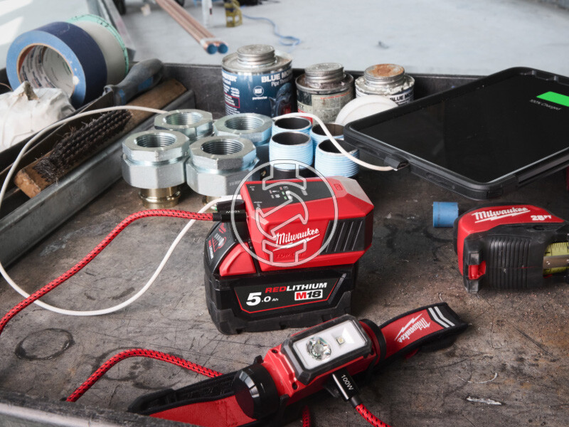 Milwaukee M18TC akkumulátortöltő szerszámgépekhez