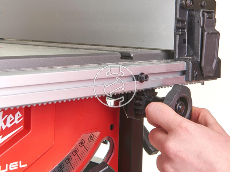 Milwaukee M18FTS210-121B akkus asztali körfűrész