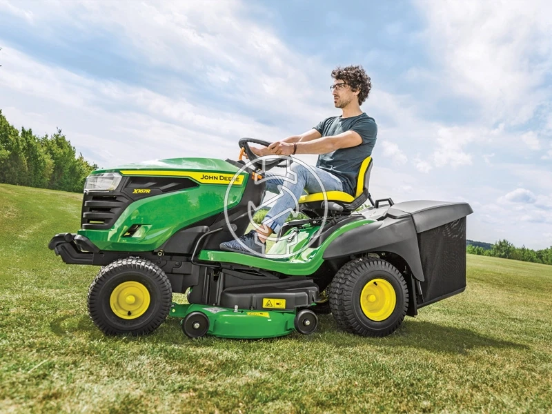 John Deere X167R benzinmotoros fűnyíró traktor