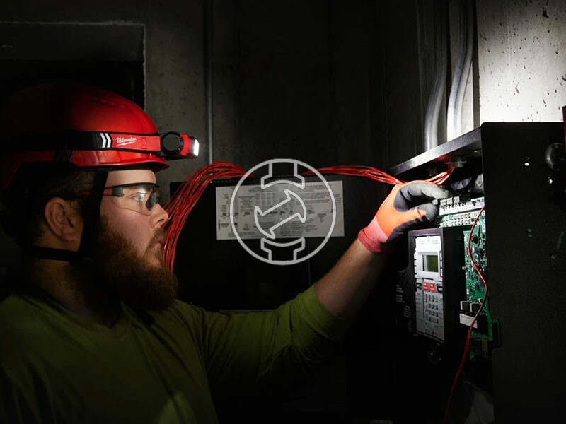 Milwaukee L4HL2-301 akkus fejlámpa