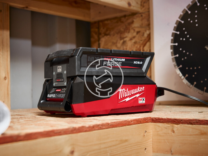 Milwaukee MXF FC akkumulátortöltő szerszámgépekhez