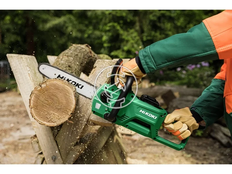 Kép: Akkus lancfuresz hatso markolat Vezetolemez 300mm P012-50CR Lancosztas 95 mm 38 Teljes hossz 599 mm Beepitett LED vilagitas szerszam nelkuli lancallitas atlatszo olajtartaly 52Kg.webp