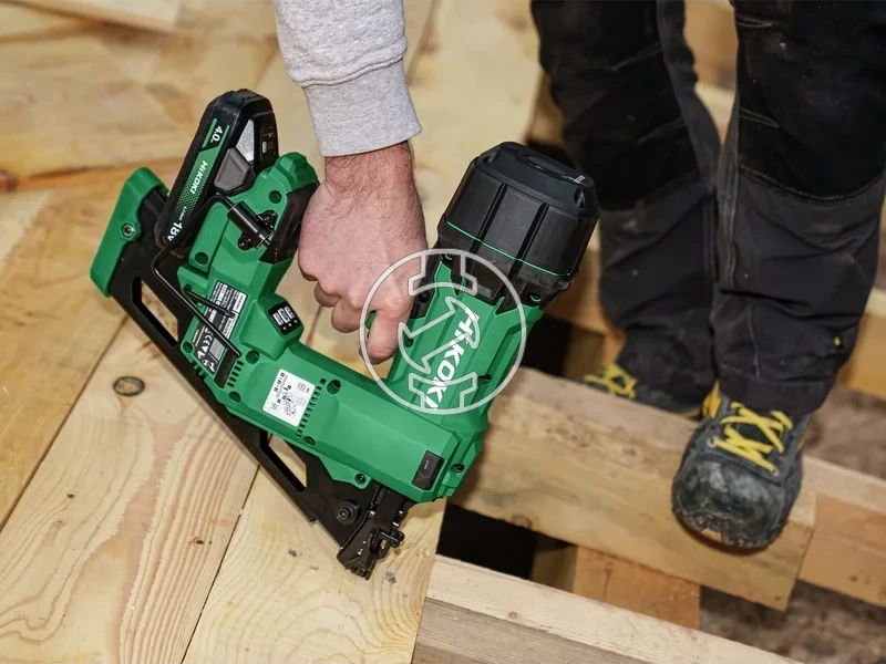 Kép: Akkus legrugos keret szegezo 30O-fej 50-90mm szeg szerszam nelkul apolas mentes allithato belovesi melyseg 5Ah 21 38Kg HSC LED.webp