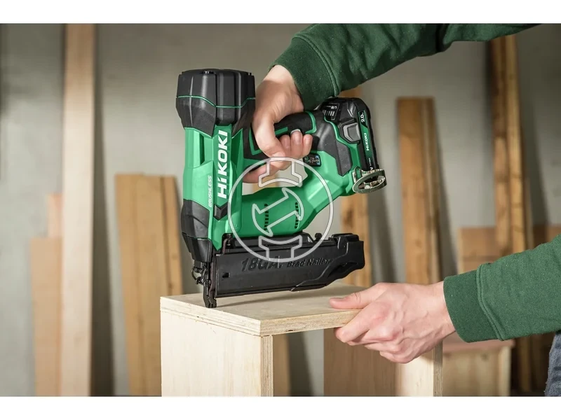 Kép: Akkus legrugos tuszegezo 18Ga 32-65 mm 3 lovessec 1.4-1.65mm szeg atmero 2xBSL1820MUC18YFSL 3.4kg ajandek vedoszemuveg vedokupak akku vedo.webp