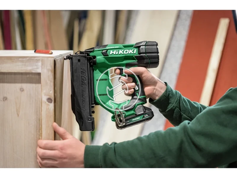 Kép: Akkus legrugos tuszegezo 18Ga 32-65 mm 3 lovessec 1.4-1.65mm szeg atmero 2xBSL1820MUC18YFSL 3.4kg ajandek vedoszemuveg vedokupak akku vedo.webp