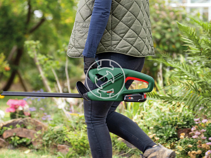 Bosch EasyHedgeCut 18V-44-11 akkus sövényvágó 1 x PBA 18V 2.0Ah + AL 1810 CV