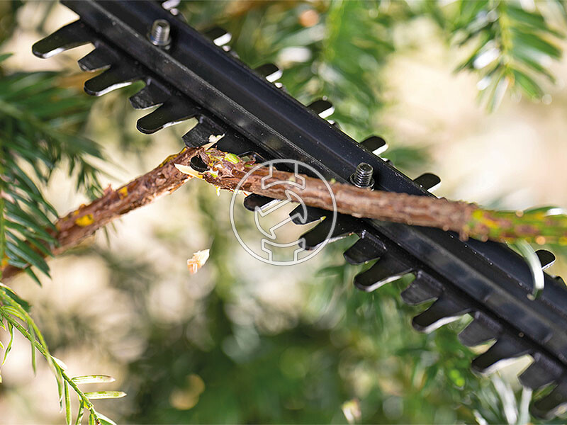 Bosch EasyHedgeCut 18V-44-11 akkus sövényvágó 1 x PBA 18V 2.0Ah + AL 1810 CV