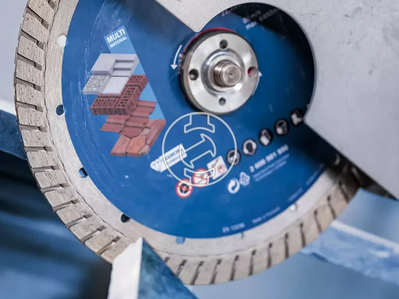 Bosch EXPERT MultiMaterial Turbo 230 x 22,23 x 2,4 mm gyémánt vágótárcsa