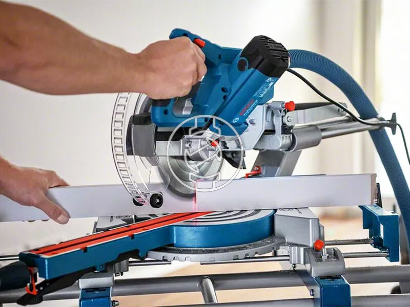 Bosch GCM 305-216 D elektromos gérvágó