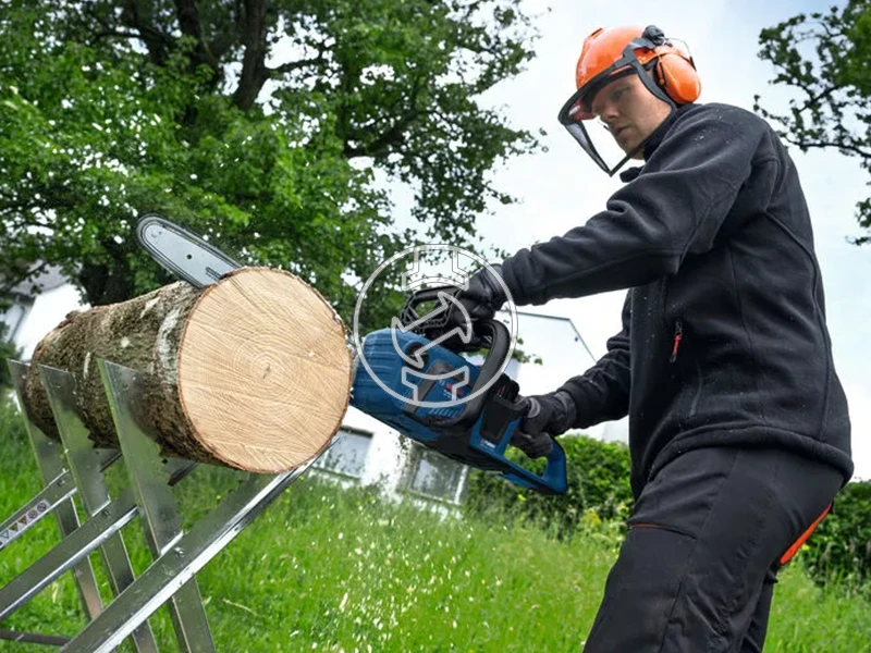 Bosch GKE 18V-40 akkus láncfűrész