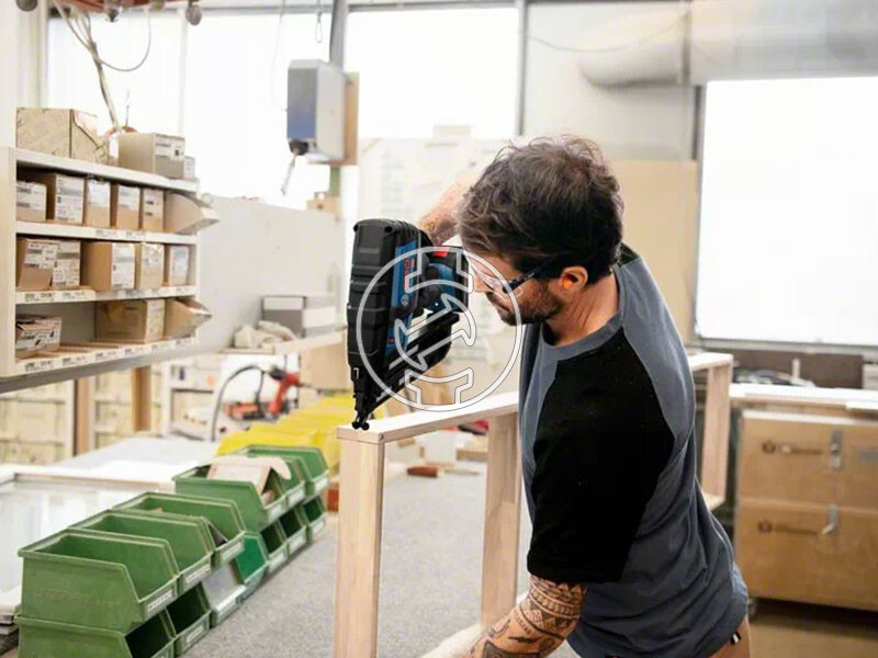 Bosch GNH 18V-64 akkus finiselő szegező kartonban (akku és töltő nélkül)