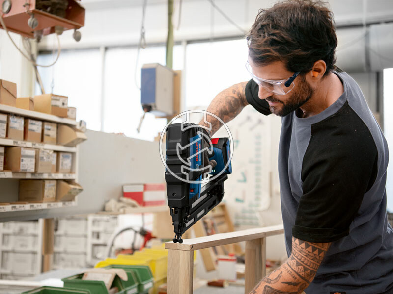 Bosch GNH 18V-64 M akkus finiselő szegező; 2 x 4 Ah; L-Boxx-ban