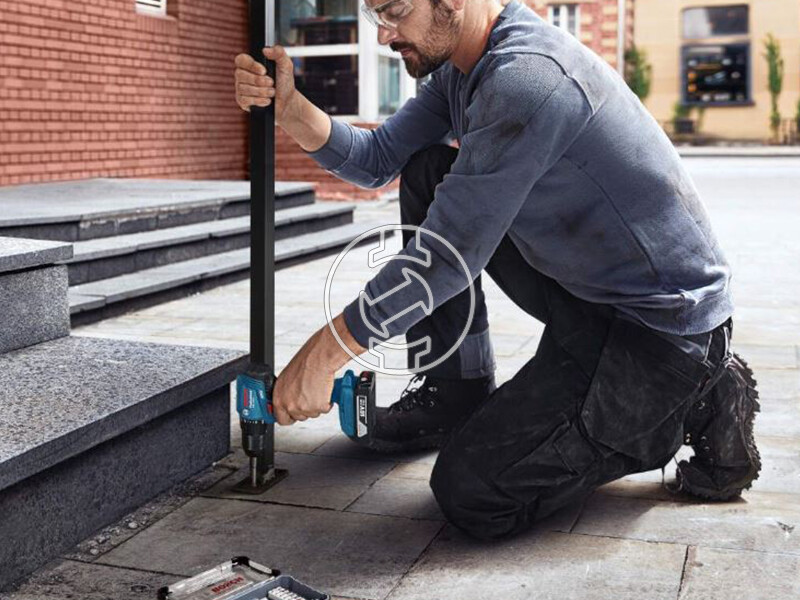 Bosch GSR 185-LI akkus fúrócsavarozó tokmányos akku és töltő nélkül szerszámkofferben