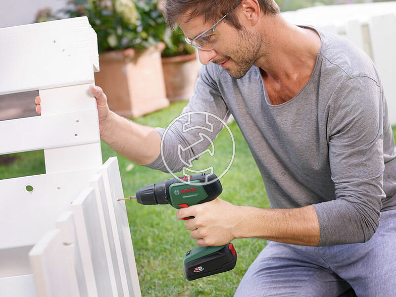 Bosch UniversalDrill 18 akkus fúrócsavarozó tokmányos