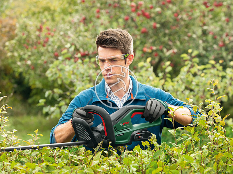 Bosch UniversalHedgeCut 18-50 akkus sövényvágó