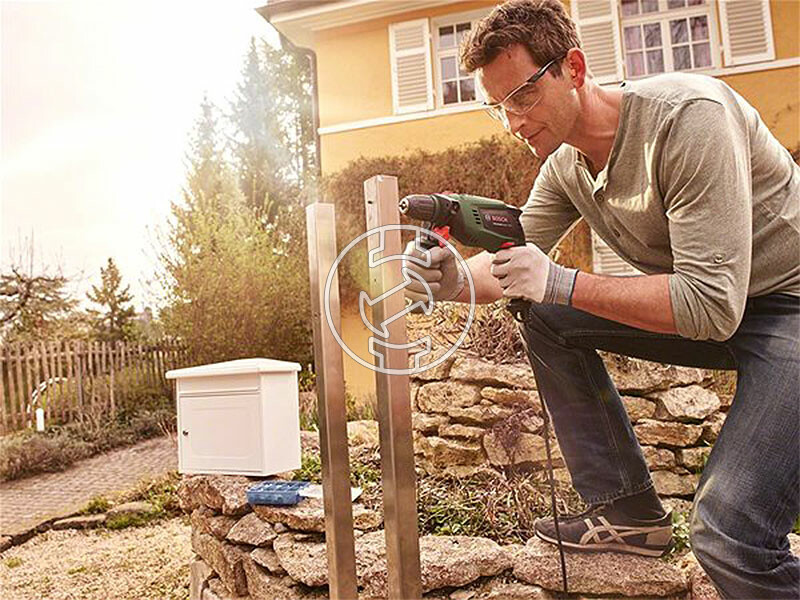 Bosch UniversalImpact 700 elektromos ütvefúró 701 W