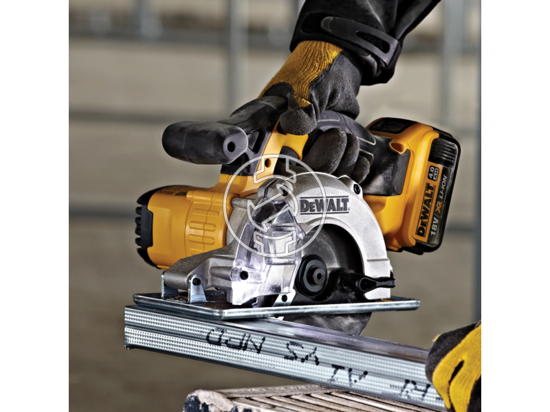 DCS373M2 dcs373m2_akkus_18v_os_xr_li_ion_femvago_korfuresz_2db_40ah_akkumulator_koffer_1