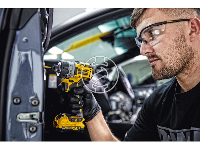 DCF601D2 dewalt_dcf601d2_qw_12_v_xr_kefe_nelkuli_kompakt_utvecsavarozo_3