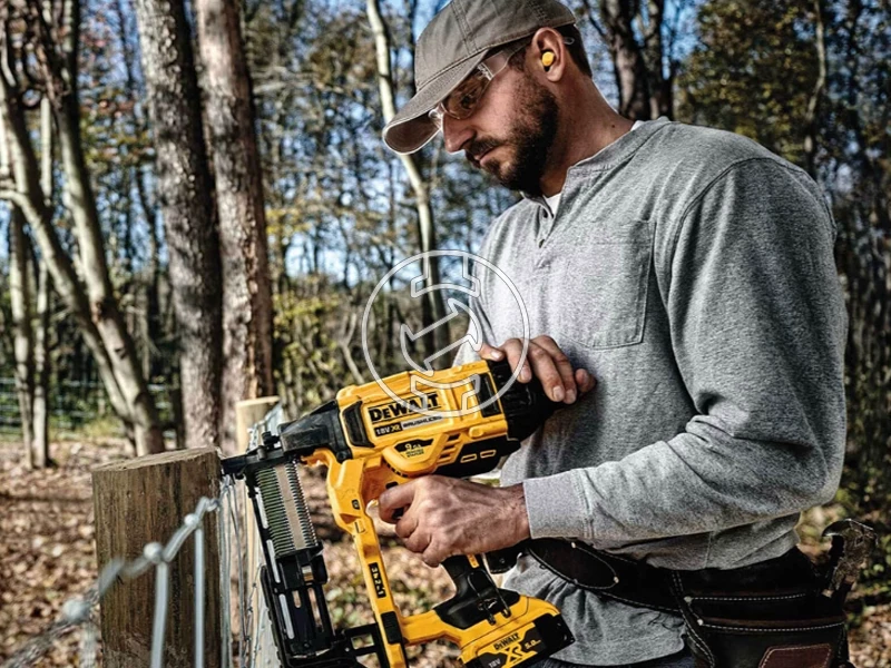 DeWalt DCFS950N-XJ akkus kerítés kapcsozó 18 V | 38 - 50 mm | Kapocs szélesség 12,3 mm | Szénkefementes | Akku és töltő nélkül | Kartondobozban