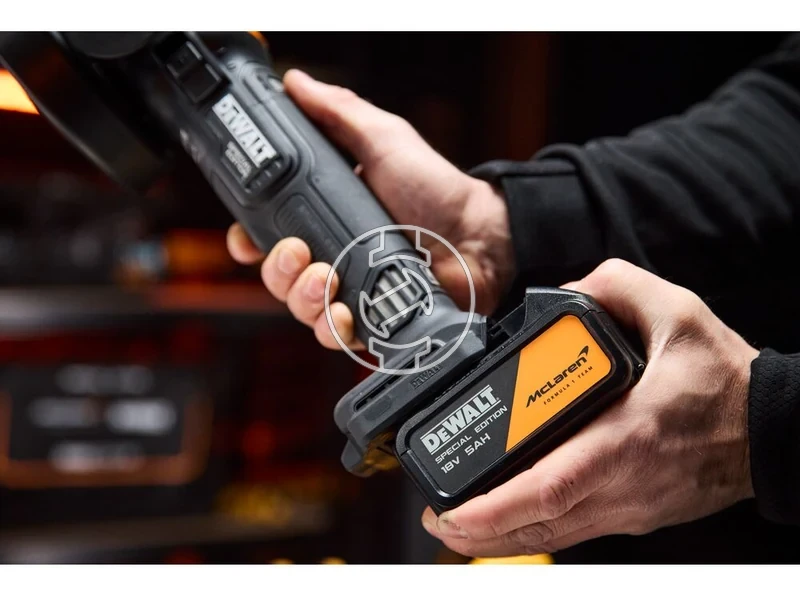 Kép: DeWalt DCG45MP2T-QW McLaren akkus sarokcsiszolo 125 mm 2 x 5 Ah akku  tolto_15.webp