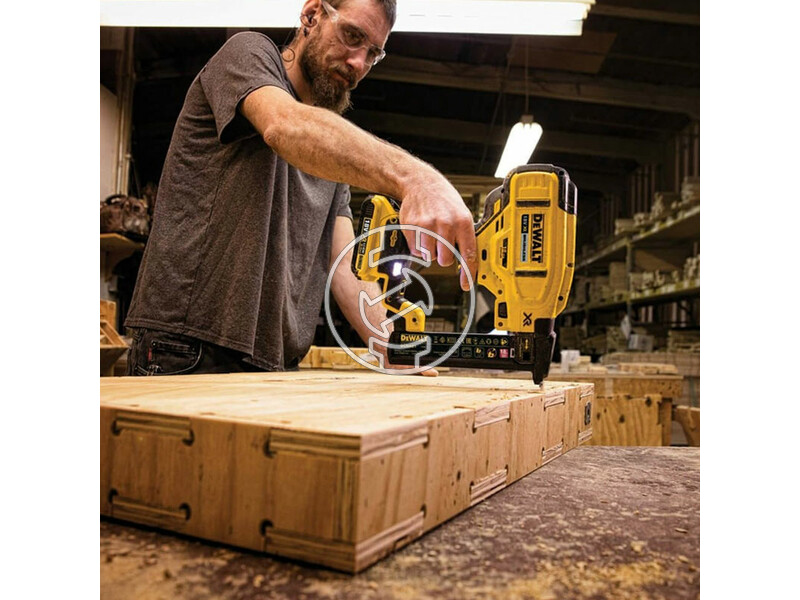 DCN681N dewalt_dcn681n_18v_18ga_narrow_crown_stapler_2