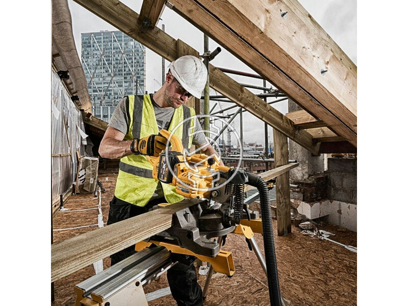 DCS777T2 dewalt_dcs777t2_54v_flexvolt_216mm_gerfuresz_keszletben_2