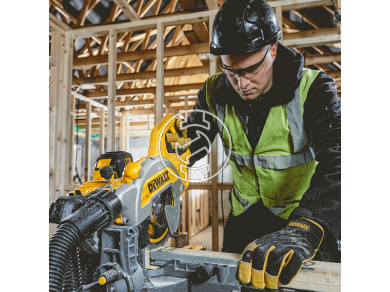 DCS777T2 dewalt_dcs777t2_54v_flexvolt_216mm_gerfuresz_keszletben_4