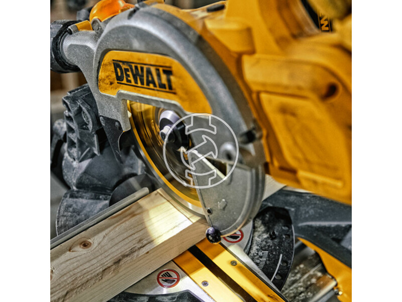 DCS777T2 dewalt_dcs777t2_54v_flexvolt_216mm_gerfuresz_keszletben_5