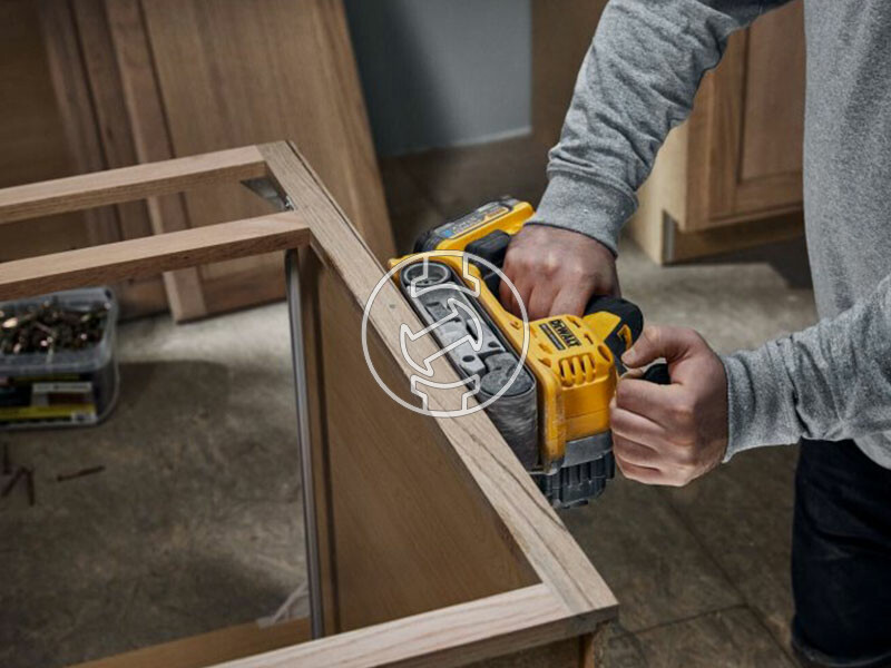 DeWalt DCW220N-XJ akkus szalagcsiszoló (akku és töltő nélkül)