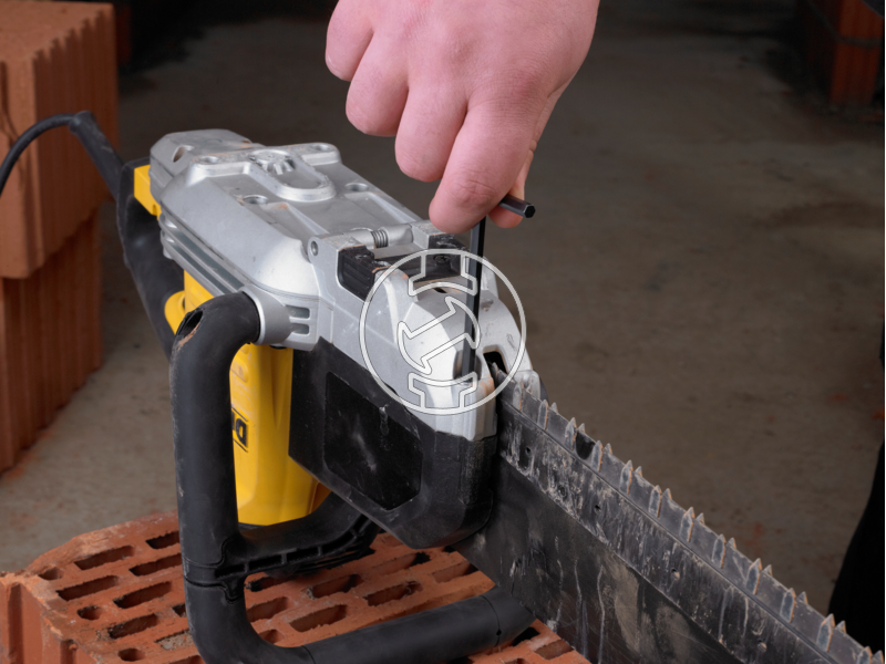 DWE396 dewalt_dwe396_alligator_furesz_1600w_300mm_12_es_po_3