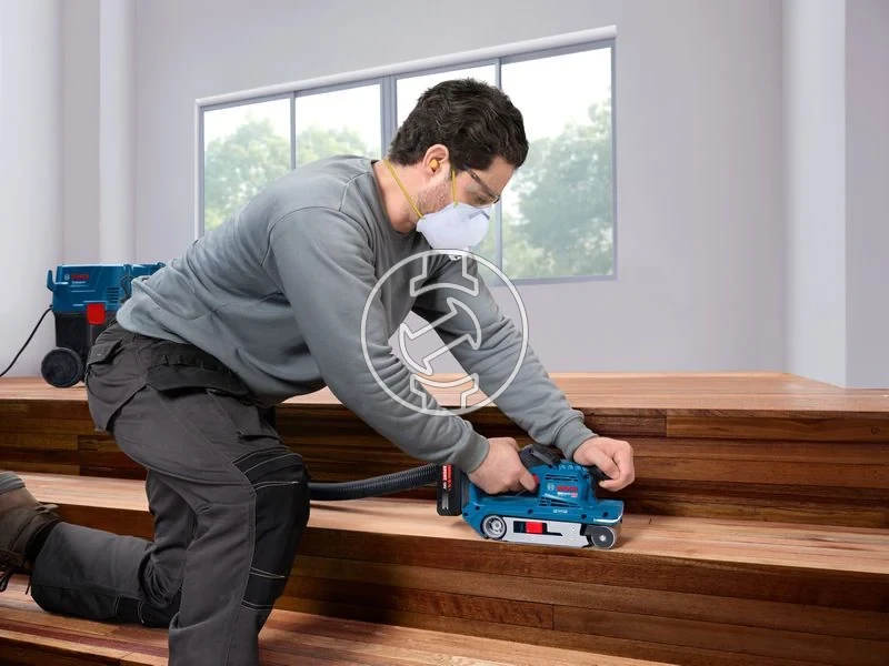 Kép: GBS18V-75 akkus szalagcsiszolo akku es tolto nelkul kartondobozban.webp