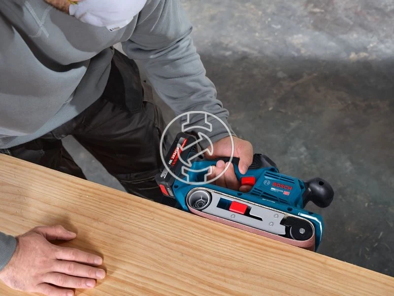 Kép: GBS18V-75 akkus szalagcsiszolo akku es tolto nelkul kartondobozban.webp