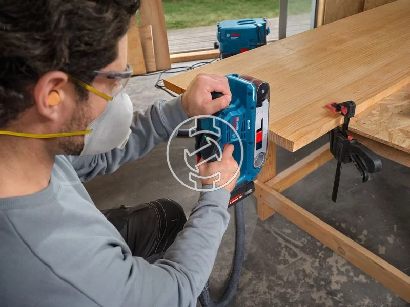 Kép: GBS18V-75 akkus szalagcsiszolo akku es tolto nelkul kartondobozban.webp