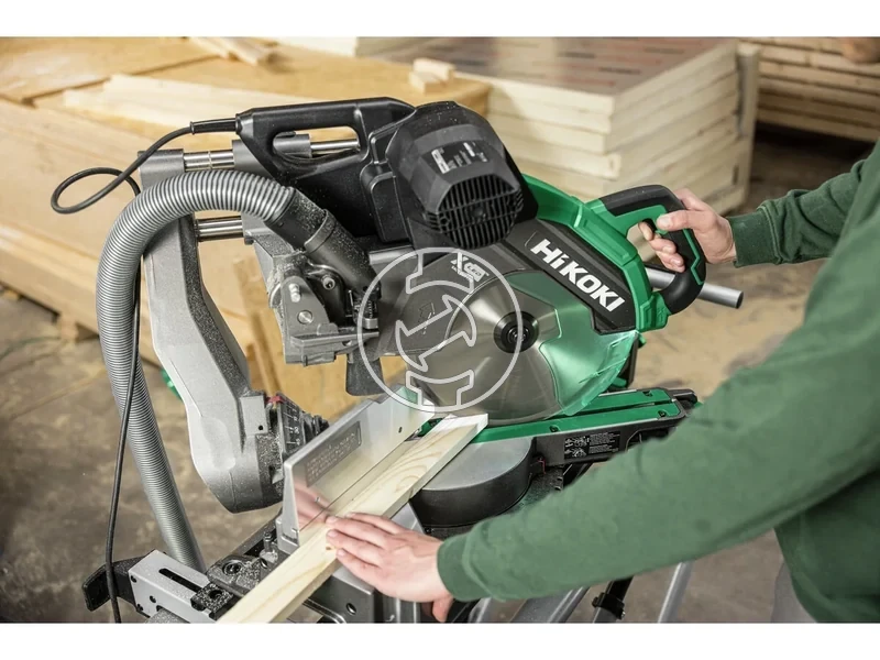 Kép: Gervago furesz 1.520 W 305 mm 107x312 mm 4.000min 255 kg Lezer vonalvezetes.webp