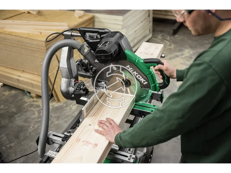 Kép: Gervago furesz 1.520 W 305 mm 107x312 mm 4.000min 255 kg Lezer vonalvezetes.webp