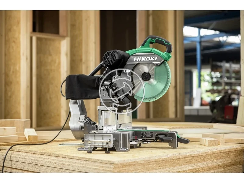 Kép: Gervago furesz 1.520 W 305 mm 107x312 mm 4.000min 255 kg Lezer vonalvezetes.webp