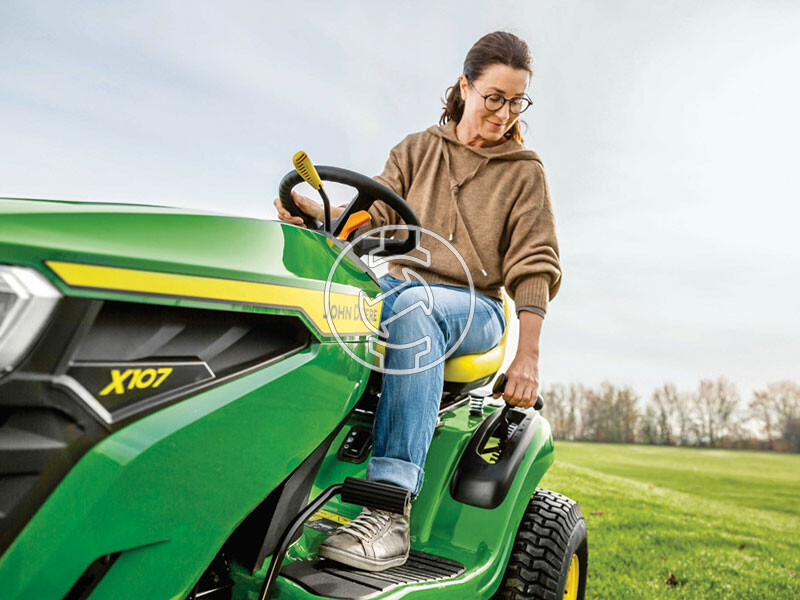 John Deere X107 benzinmotoros fűnyíró traktor